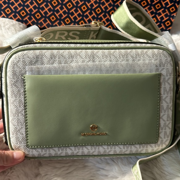 Brandnew Michael Kors Camera Bag - Picture 2 of 8